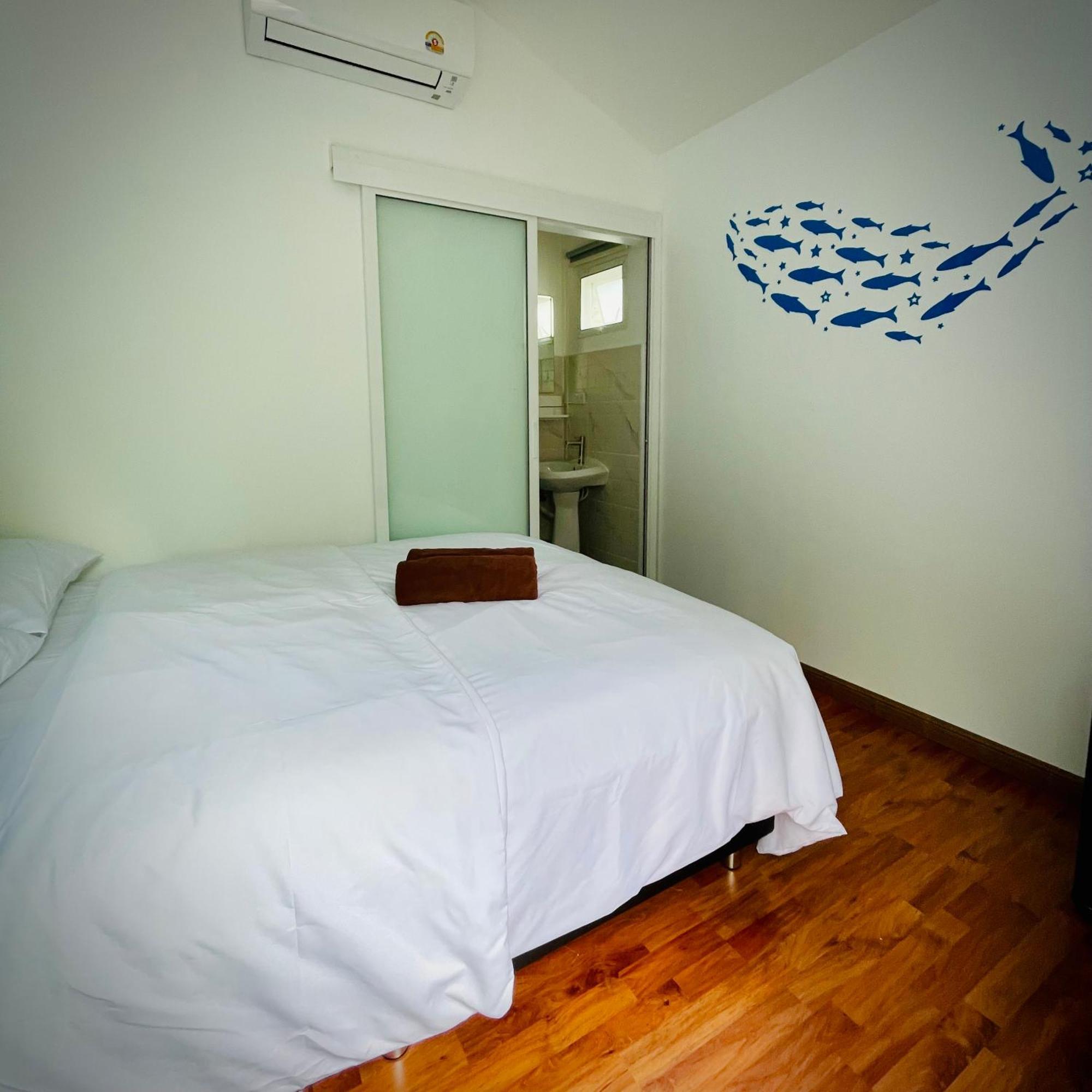 Ozone Beach House Hostel Koh Lanta Exterior photo