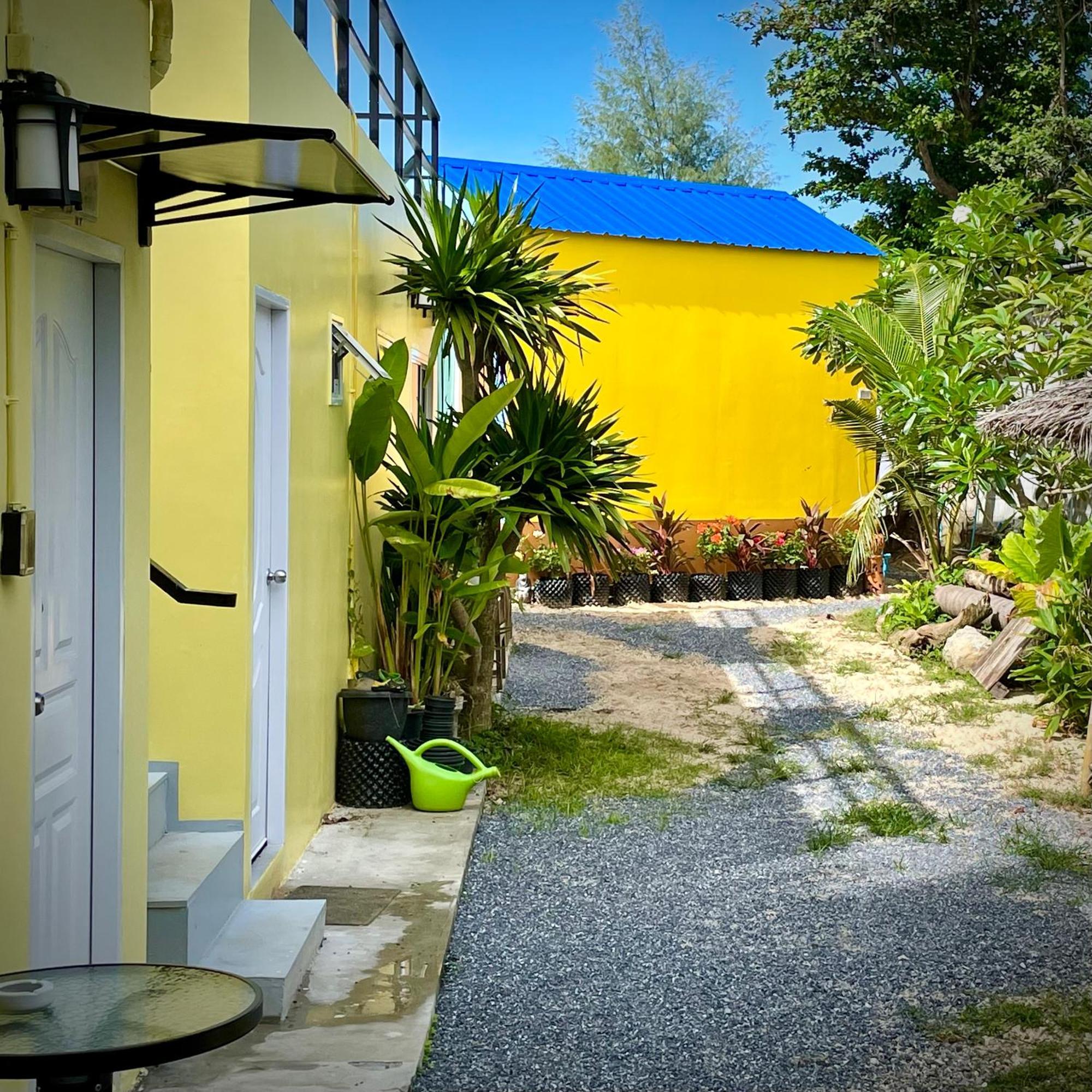 Ozone Beach House Hostel Koh Lanta Exterior photo